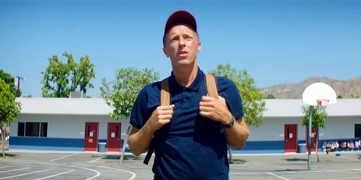 Chris Martin en el videoclip de 'Champion Of The World'