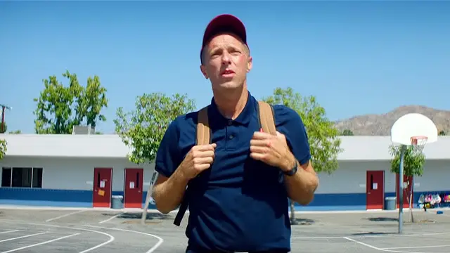 Chris Martin en el videoclip de 'Champion Of The World'