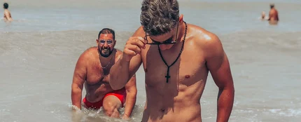 Un chico pide que editen su foto por el hombre de detrás Un chico pide que editen su foto por el hombre de detrás