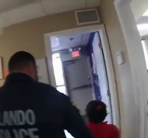 Salen a la luz las imágenes de la detención de una niña de seis años en Estados Unidos: se la llevaron esposada del colegio Salen a la luz las imágenes de la detención de una niña de seis años en Estados Unidos: se la llevaron esposada del colegio