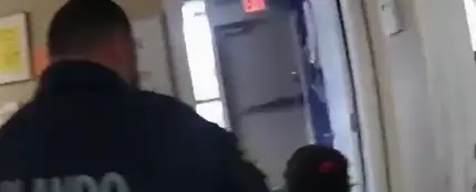 Salen a la luz las imágenes de la detención de una niña de seis años en Estados Unidos: se la llevaron esposada del colegio Salen a la luz las imágenes de la detención de una niña de seis años en Estados Unidos: se la llevaron esposada del colegio