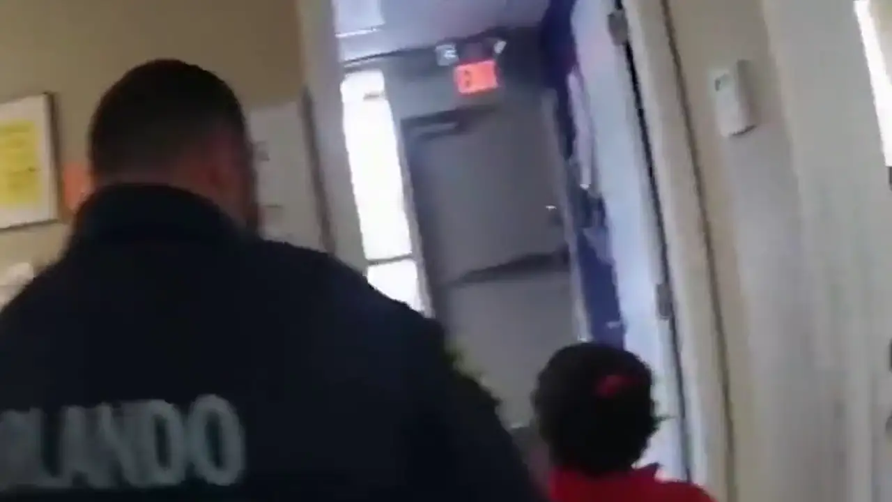 Salen a la luz las imágenes de la detención de una niña de seis años en Estados Unidos: se la llevaron esposada del colegio Salen a la luz las imágenes de la detención de una niña de seis años en Estados Unidos: se la llevaron esposada del colegio