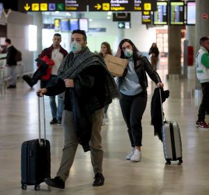 Coronavirus | Gente con mascarillas en el Aeropuerto de Manises (Valencia) Coronavirus | Gente con mascarillas en el Aeropuerto de Manises (Valencia)