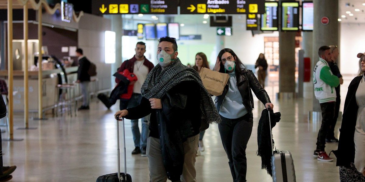 Coronavirus | Gente con mascarillas en el Aeropuerto de Manises (Valencia)