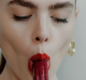 Frame del vídeo del poema 'Be a lady, they said' Frame del vídeo del poema 'Be a lady, they said'