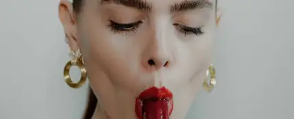 Frame del vídeo del poema 'Be a lady, they said' Frame del vídeo del poema 'Be a lady, they said'