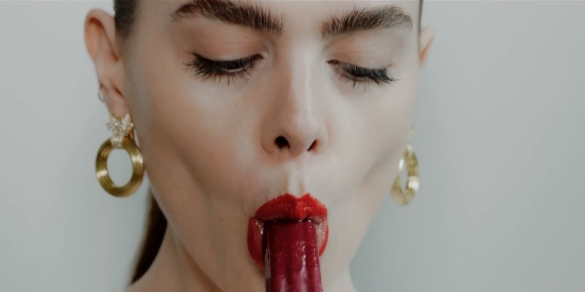 Frame del vídeo del poema 'Be a lady, they said'