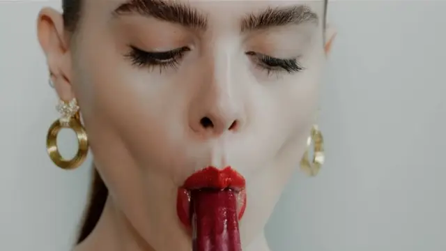 Frame del vídeo del poema 'Be a lady, they said'