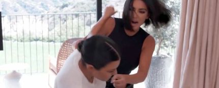 Kim y Kourtney Kardashian peleándose
