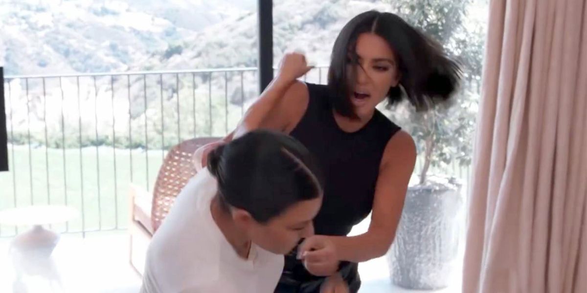 Kim y Kourtney Kardashian peleándose