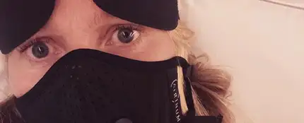 Gwyneth Paltrow viajando con mascarilla Gwyneth Paltrow viajando con mascarilla