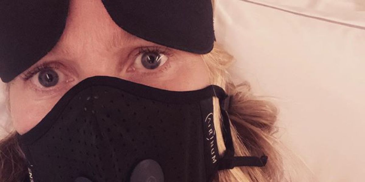 Gwyneth Paltrow viajando con mascarilla