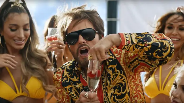 Taylor Swift caracterizada de hombre en el videoclip de 'The Man'