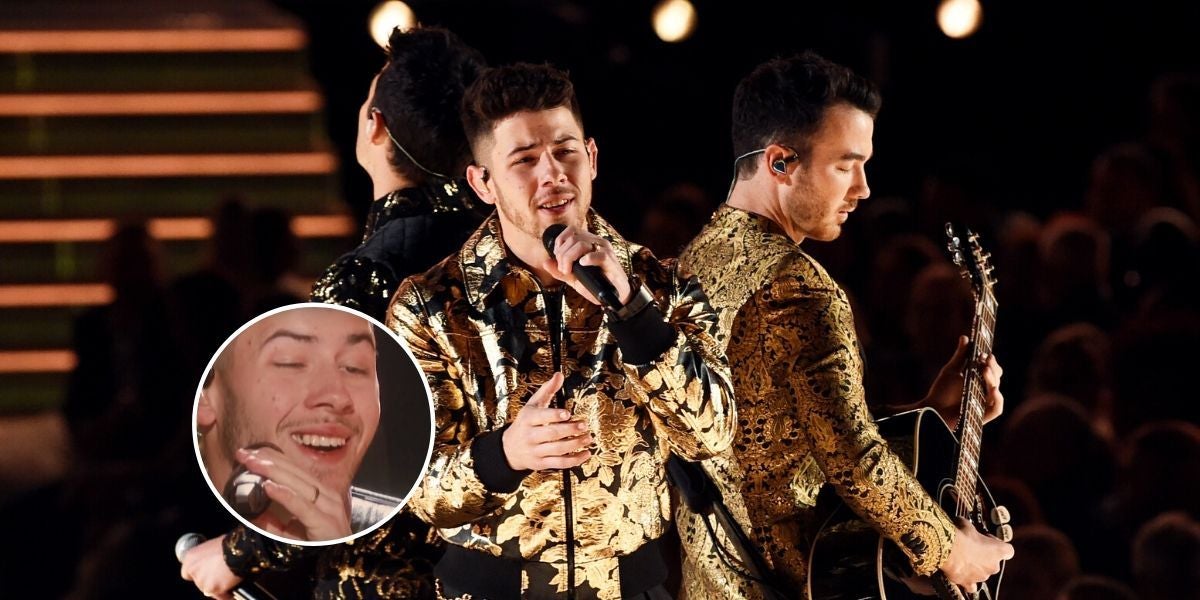 Nick Jonas durante su actuación en los Grammys