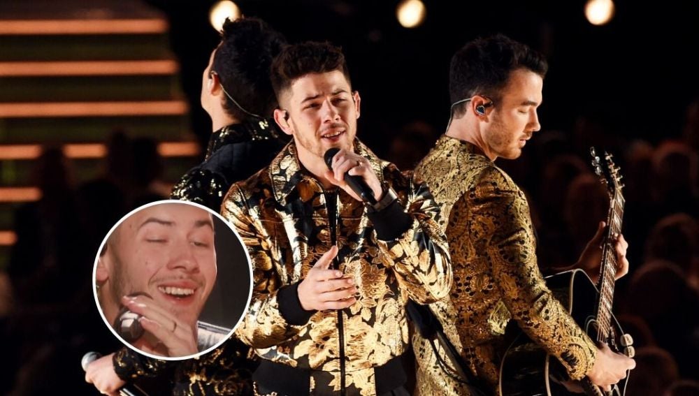 Nick Jonas durante su actuación en los Grammys