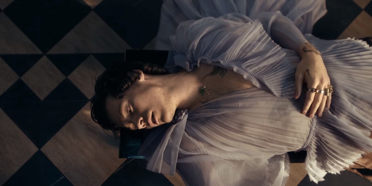 Harry Styles en el videoclip de 'Falling'