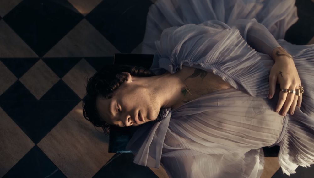 Harry Styles en el videoclip de 'Falling'