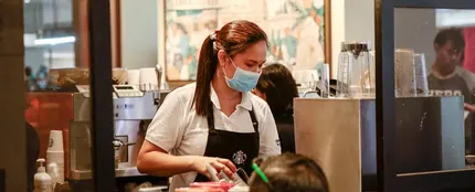 Una mujer con mascarilla Una mujer con mascarilla