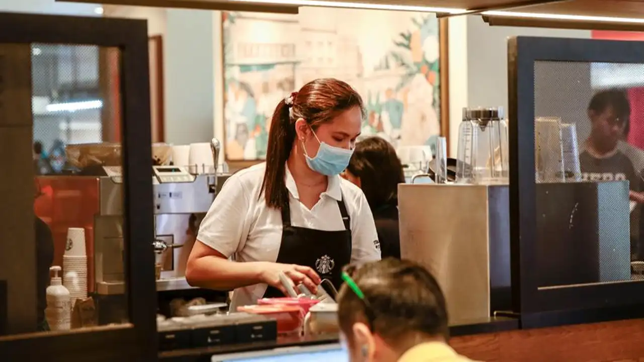 Una mujer con mascarilla Una mujer con mascarilla