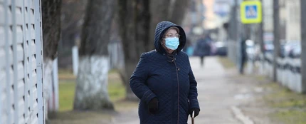 Mujer con mascarilla en plena alerta por coronavirus Mujer con mascarilla en plena alerta por coronavirus