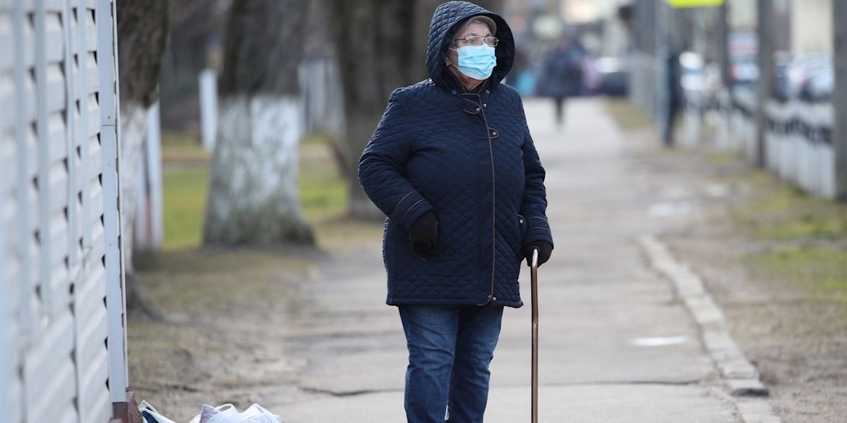 Mujer con mascarilla en plena alerta por coronavirus