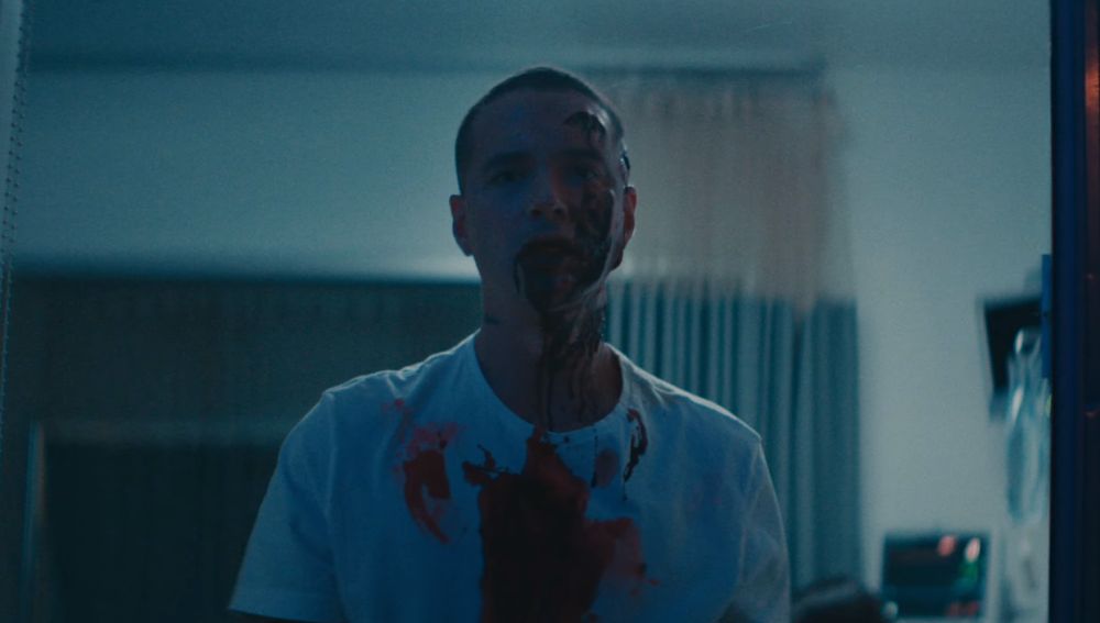 J Balvin, ensangrentado en el videoclip de 'Rojo'