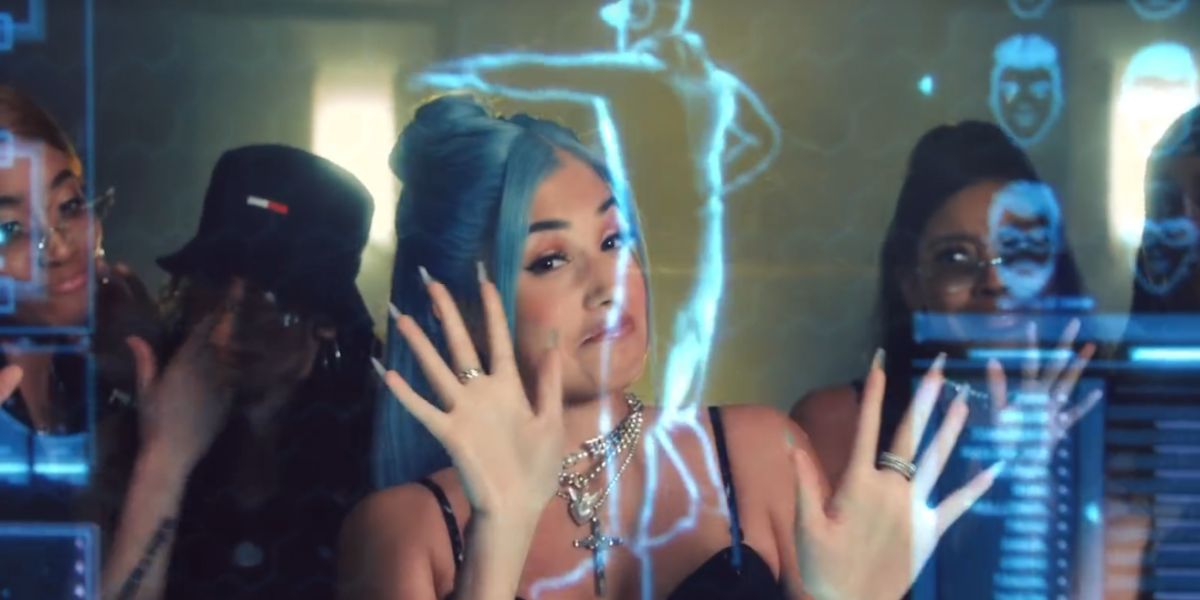 Mabel en el videoclip de 'Boyfriend'