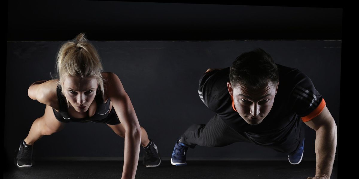 Pareja practicando deporte