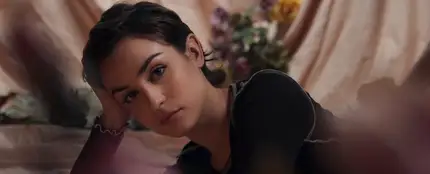 Natalia Lacunza en el videoclip de 'algo duele más' Natalia Lacunza en el videoclip de 'algo duele más'