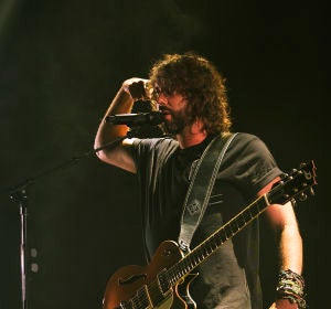 Mikel Izal durante el concierto en Barcelona Mikel Izal durante el concierto en Barcelona