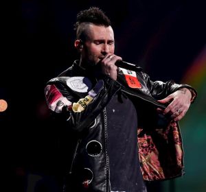 Adam Levine durante la actuación de Maroon 5 en el Festival Viña del Mar Adam Levine durante la actuación de Maroon 5 en el Festival Viña del Mar