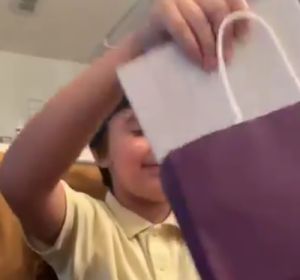 El vídeo que muestra la emoción de un niño al abrir su regalo de cumpleaños El vídeo que muestra la emoción de un niño al abrir su regalo de cumpleaños