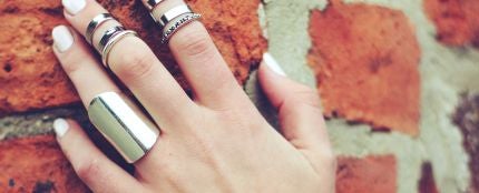 Una mano con anillos