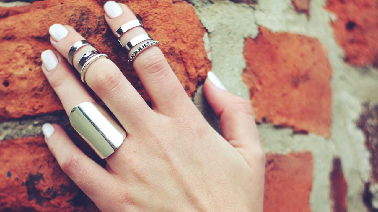 Una mano con anillos Una mano con anillos