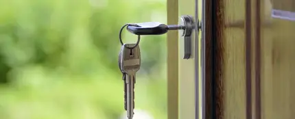 Imagen de archivo de unas llaves en la puerta de una vivienda Imagen de archivo de unas llaves en la puerta de una vivienda