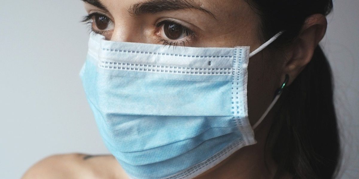 Una mujer con una mascarilla quirúrgica