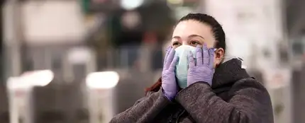 Una mujer con mascarilla en Madrid Una mujer con mascarilla en Madrid