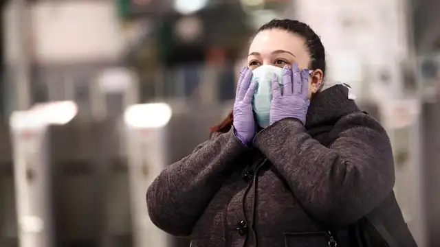 Una mujer con mascarilla en Madrid