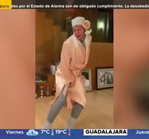 Joaquín ameniza a sus seguidores el confinamiento por coronavirus travestido y cantando 'Bamboleo' de los Gipsy Kings Joaquín ameniza a sus seguidores el confinamiento por coronavirus travestido y cantando 'Bamboleo' de los Gipsy Kings