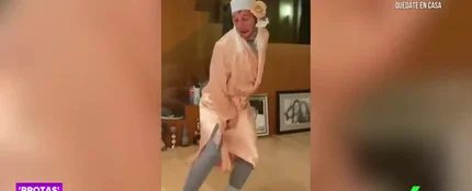 Joaquín ameniza a sus seguidores el confinamiento por coronavirus travestido y cantando 'Bamboleo' de los Gipsy Kings Joaquín ameniza a sus seguidores el confinamiento por coronavirus travestido y cantando 'Bamboleo' de los Gipsy Kings
