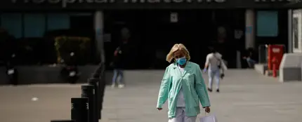 Una sanitaria sale del hospital Una sanitaria sale del hospital