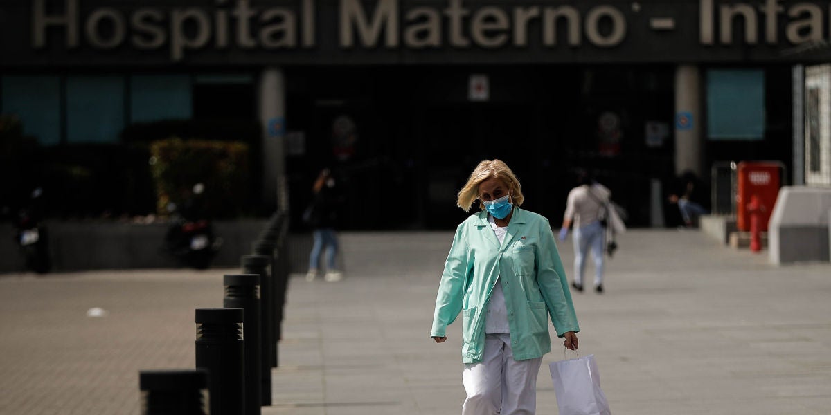 Una sanitaria sale del hospital