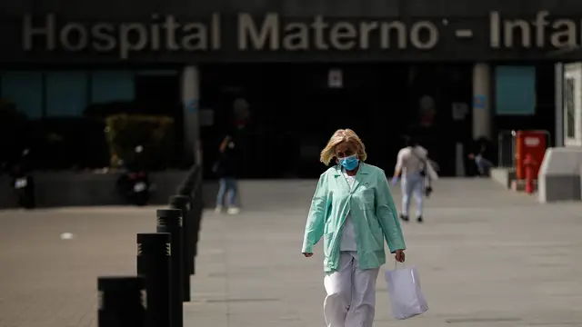 Una sanitaria sale del hospital