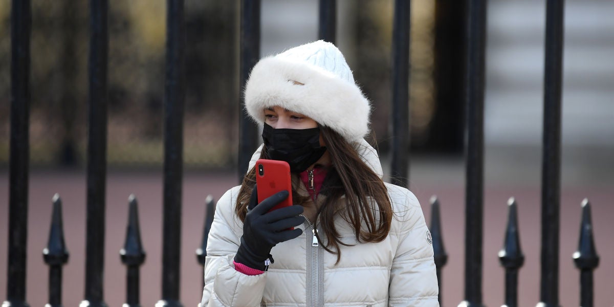 Una ciudadana con mascarilla, en la calle