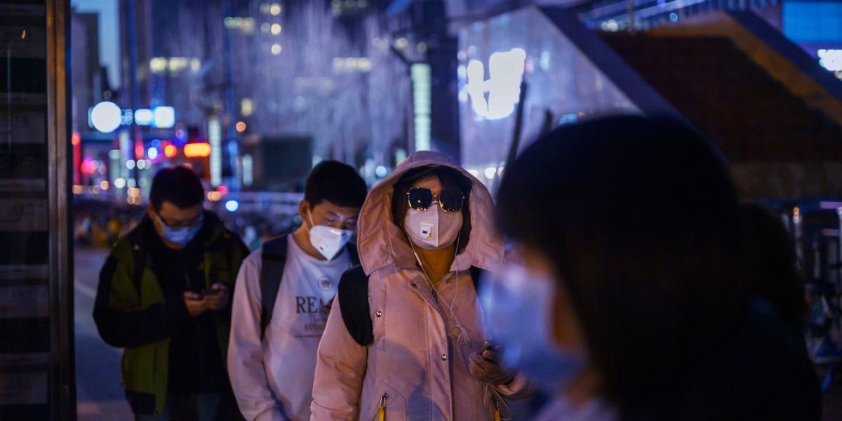 Ciudadanos con mascarillas en China