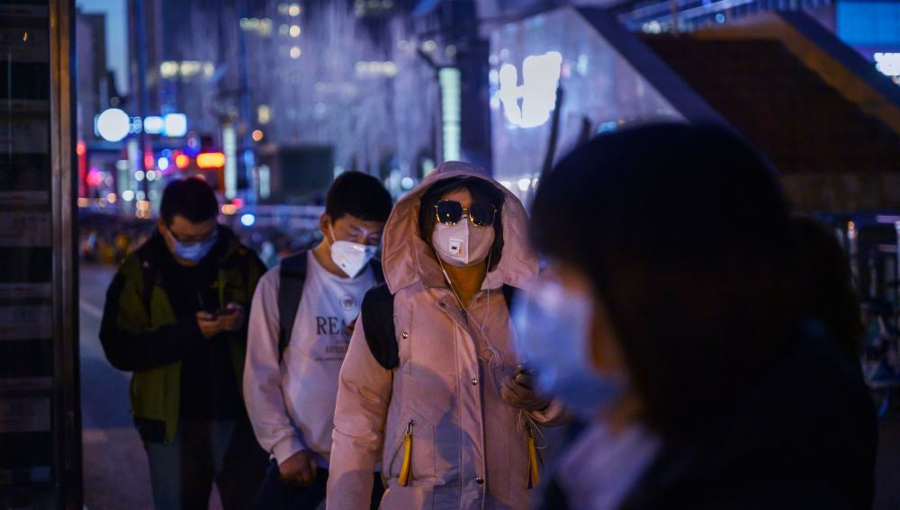 Ciudadanos con mascarillas en China