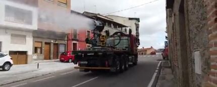 La UME desinfecta las calles de Castillo de Bayuela (Toledo)