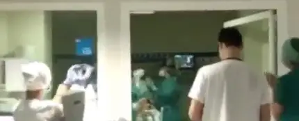 El emocionante aplauso de los sanitarios del Hospital de La Paz al primer paciente extubado con éxito El emocionante aplauso de los sanitarios del Hospital de La Paz al primer paciente extubado con éxito