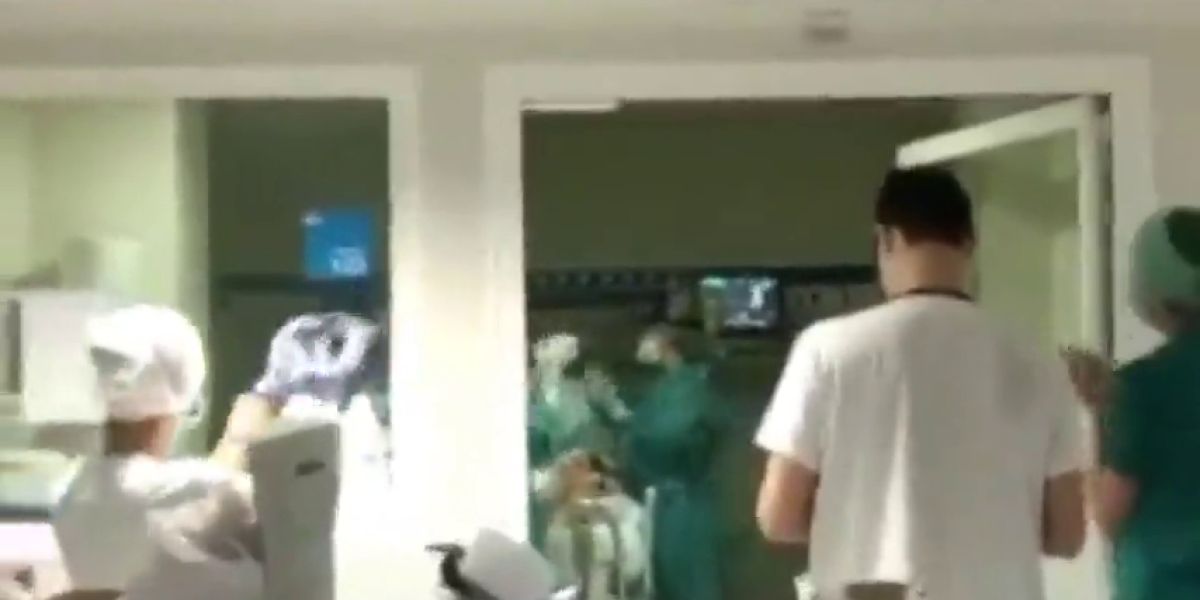El emocionante aplauso de los sanitarios del Hospital de La Paz al primer paciente extubado con éxito