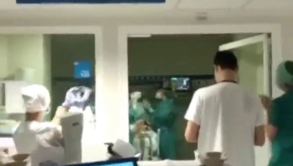 El emocionante aplauso de los sanitarios del Hospital de La Paz al primer paciente extubado con éxito